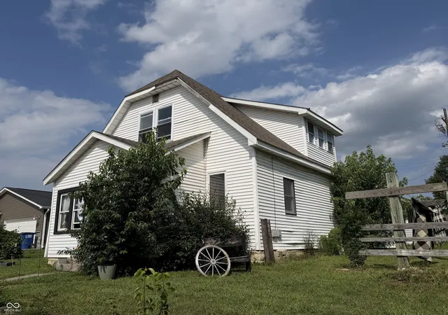 Photo 3 of Sale Pending at 712 I St, Bedford, IN 47421 | MLS# 22121765 | Listing updated on 2026-10-02
