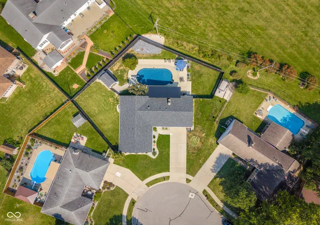 Photo 3 of Single family home for sale at 4520 Woodcrest Dr, Columbus, IN 47203 | MLS# 22121809 | Listing updated on 2026-09-08