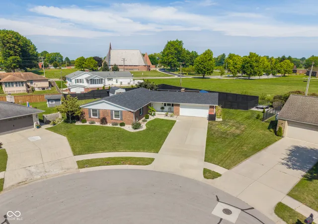 Photo 3 of Single family home for sale at 4520 Woodcrest Dr, Columbus, IN 47203 | MLS# 22121809 | Listing updated on 2026-09-08