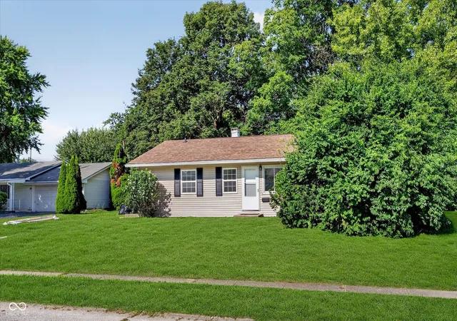 Photo 2 of Single family home for sale at 1720 Alice Jeanne Ct, Indianapolis, IN 46219 | MLS# 22121817 | Listing updated on 2026-10-16