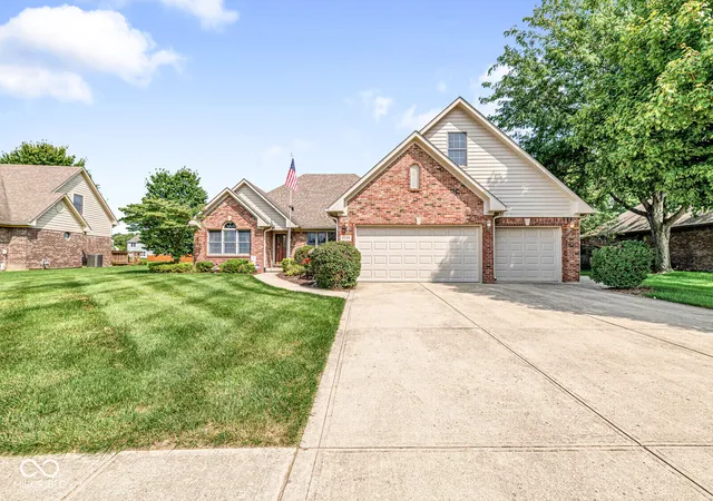 Photo 2 of Single family home for sale at 6298 Canak Dr, Avon, IN 46123 | MLS# 22121933 | Listing updated on 2026-09-29