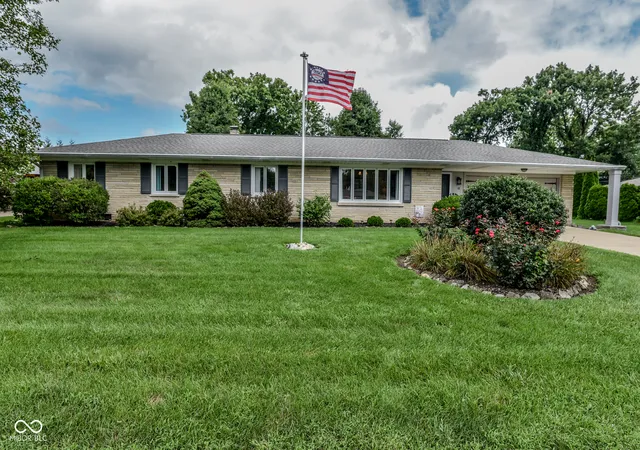 2nd image of 18 Fairfield Dr, Brownsburg, IN 46112 | MLS# 22121956