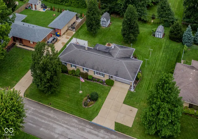 3rd image of 18 Fairfield Dr, Brownsburg, IN 46112 | MLS# 22121956
