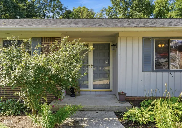 Photo 3 of Single family home for sale at 10 U Dr, Cloverdale, IN 46120 | MLS# 22121973 | Listing updated on 2026-09-30