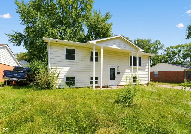 Photo 2 of Single family home for sale at 3925 Kivet Ct, Indianapolis, IN 46235 | MLS# 22122042 | Listing updated on 2026-09-04
