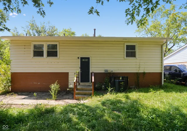 Photo 3 of Single family home for sale at 3925 Kivet Ct, Indianapolis, IN 46235 | MLS# 22122042 | Listing updated on 2026-09-04