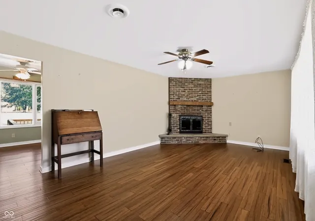 Photo 4 of Sale Pending at 1302 E Jefferson St, Franklin, IN 46131 | MLS# 22122047 | Listing updated on 2026-10-06