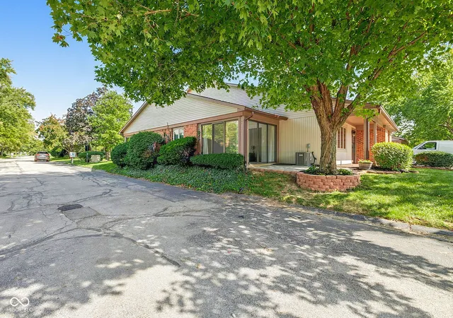 Photo 4 of Sale Pending at 2541 N Willow Wy, Indianapolis, IN 46268 | MLS# 22122094 | Listing updated on 2026-08-30