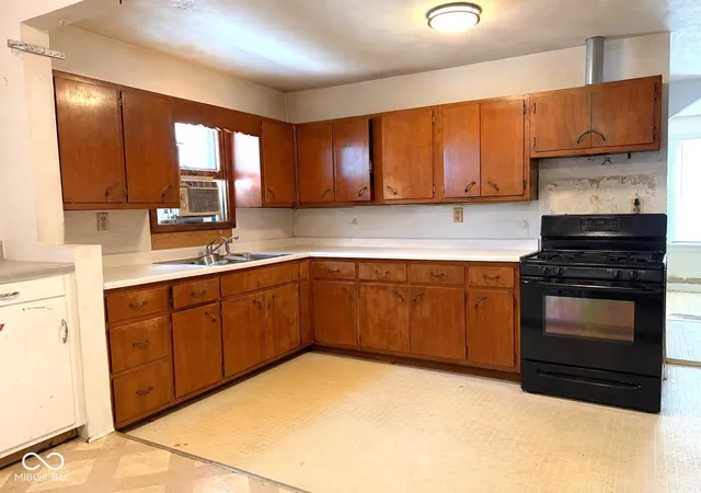 Photo 4 of Sale Pending at 304 Park Ave, New Castle, IN 47362 | MLS# 22122108 | Listing updated on 2026-09-23