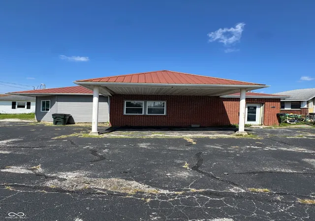 Photo 3 of Sale Pending at 805 S Broadway, Greensburg, IN 47240 | MLS# 22122121 | Listing updated on 2026-09-29