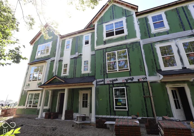 Photo 2 of Townhouse for sale at 5710 Cowles Trl, Noblesville, IN 46062 | MLS# 22122141 | Listing updated on 2026-10-10