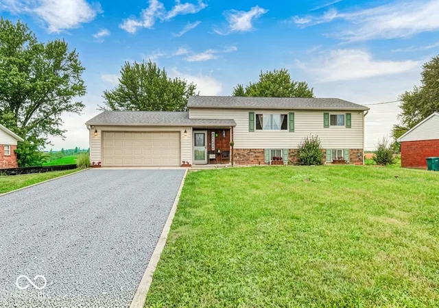 Photo 3 of Single family home for sale at 2616 E County Road 900 N, Pittsboro, IN 46167 | MLS# 22122168 | Listing updated on 2026-09-22