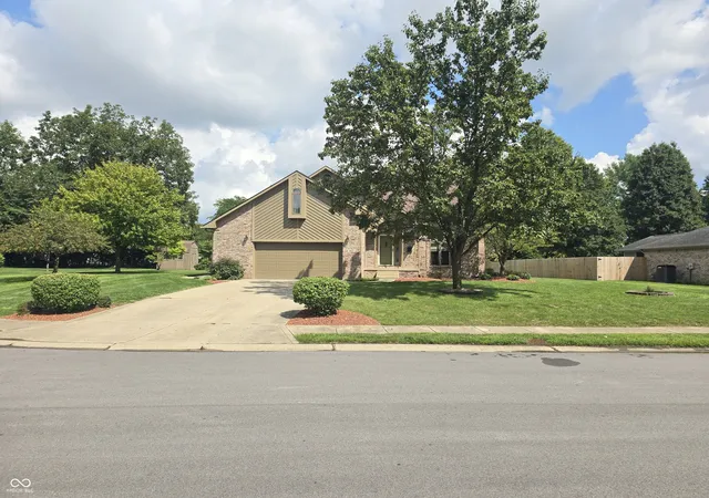 Photo 3 of Single family home for sale at 903 Corey Ln, Plainfield, IN 46168 | MLS# 22122198 | Listing updated on 2026-10-05