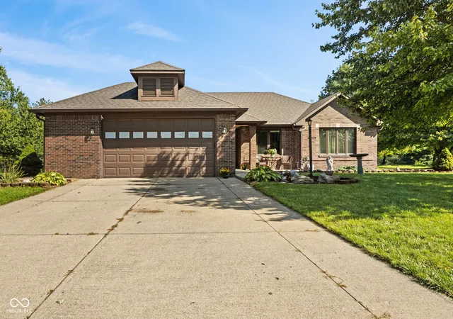 Photo 2 of Single family home for sale at 1360 Kanterbury Ln, Mooresville, IN 46158 | MLS# 22122251 | Listing updated on 2026-10-03