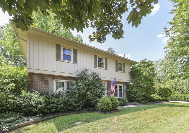 Photo 2 of Sale Pending at 411 Narcissus Dr, Indianapolis, IN 46227 | MLS# 22122323 | Listing updated on 2026-10-02