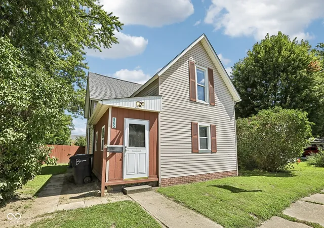 Photo 1 of Single family home for sale at 805 S 17th St, Elwood, IN 46036 | MLS# 22122377 | Listing updated on 2026-08-26