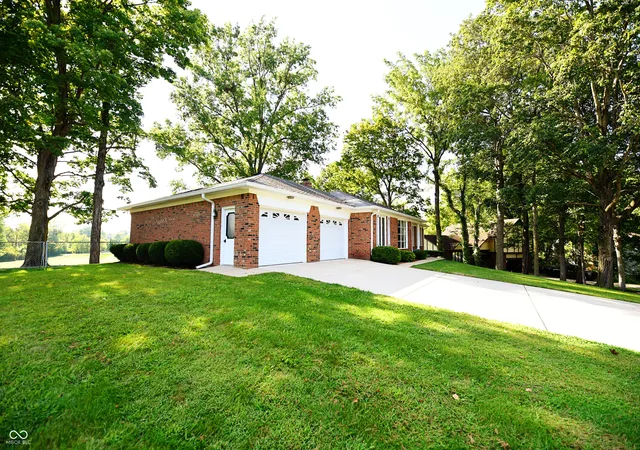 Photo 3 of Sale Pending at 509 Oak Boulevard West Dr, Greenfield, IN 46140 | MLS# 22122388 | Listing updated on 2026-10-27