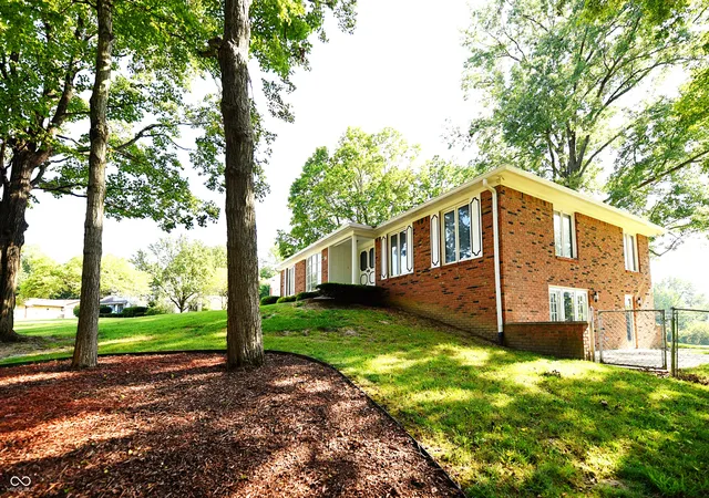Photo 3 of Sale Pending at 509 Oak Boulevard West Dr, Greenfield, IN 46140 | MLS# 22122388 | Listing updated on 2026-10-27