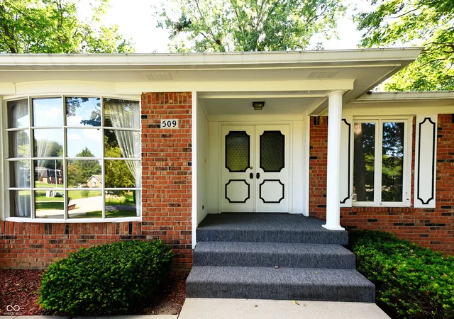 Photo 4 of Sale Pending at 509 Oak Boulevard West Dr, Greenfield, IN 46140 | MLS# 22122388 | Listing updated on 2026-10-27