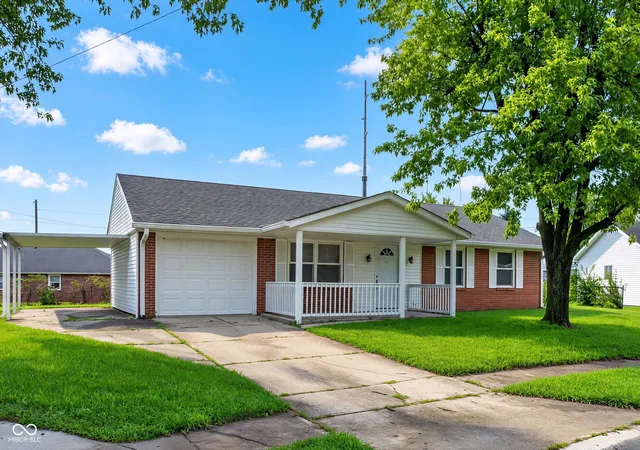 Photo 2 of Single family home for sale at 2308 Edgemont Wy, Anderson, IN 46011 | MLS# 22122404 | Listing updated on 2026-10-06