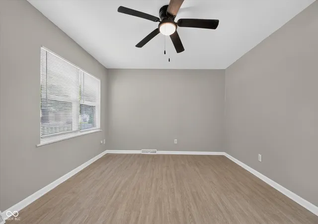 Photo 3 of Single family home for sale at 2308 Edgemont Wy, Anderson, IN 46011 | MLS# 22122404 | Listing updated on 2026-10-06