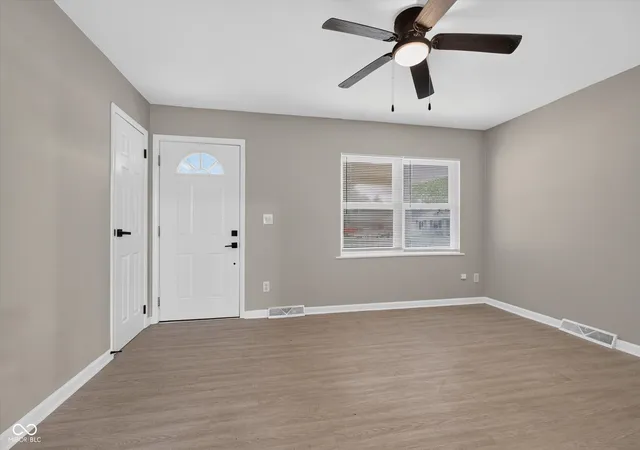 Photo 4 of Single family home for sale at 2308 Edgemont Wy, Anderson, IN 46011 | MLS# 22122404 | Listing updated on 2026-10-06
