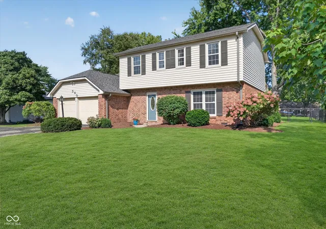Photo 3 of Sale Pending at 560 S Harbour Dr, Noblesville, IN 46062 | MLS# 22122427 | Listing updated on 2026-09-28