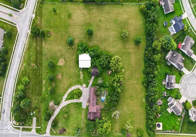Photo 3 of Single family home for sale at 1301 Averitt Rd, Greenwood, IN 46143 | MLS# 22122443 | Listing updated on 2026-10-08