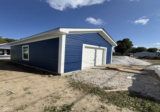 Photo 2 of Single family home for sale at 406 N 10Th St, Elwood, IN 46036 | MLS# 22122493 | Listing updated on 2026-10-12