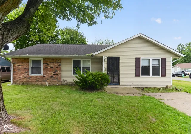Photo 2 of Single family home for sale at 4420 Burrwood Dr, Indianapolis, IN 46235 | MLS# 22122519 | Listing updated on 2026-08-31