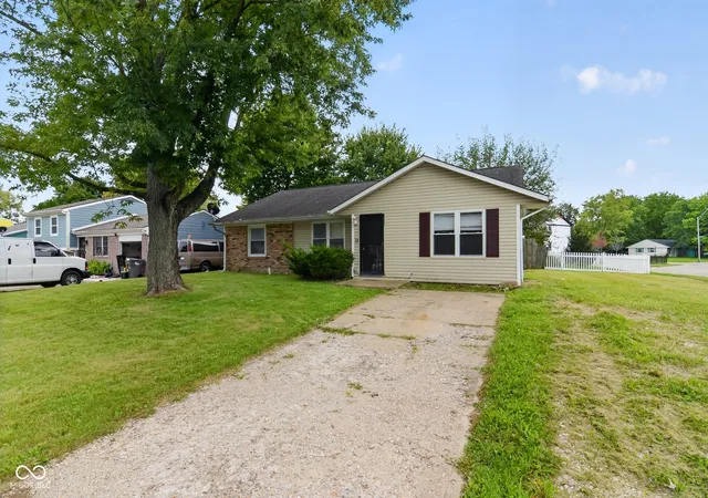 Photo 3 of Single family home for sale at 4420 Burrwood Dr, Indianapolis, IN 46235 | MLS# 22122519 | Listing updated on 2026-09-28