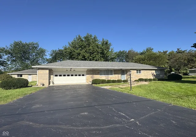 Photo 1 of Single family home for sale at 1865 Cicero Rd, Noblesville, IN 46060 | MLS# 22122537 | Listing updated on 2026-09-30