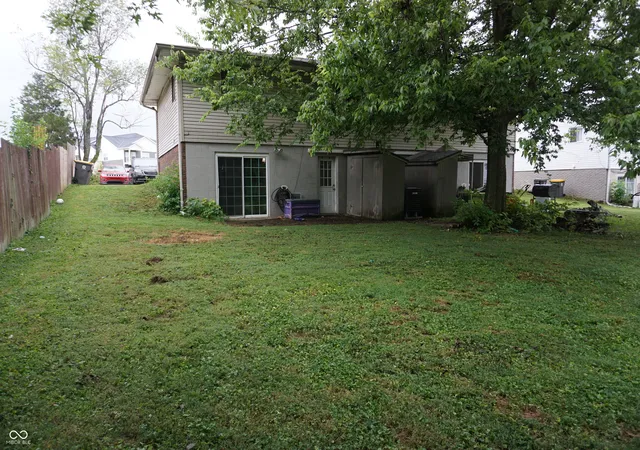 Photo 3 of Sale Pending at 711 S Park Square Dr, Bloomington, IN 47403 | MLS# 22122543 | Listing updated on 2026-09-23