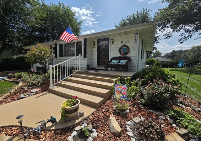 Photo 3 of Single family home for sale at 533 Lockerbie Rd, Shelbyville, IN 46176 | MLS# 22122575 | Listing updated on 2026-10-23