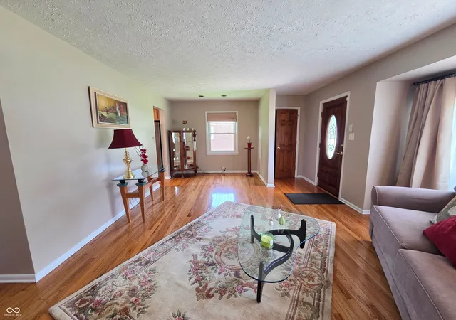 Photo 4 of Single family home for sale at 533 Lockerbie Rd, Shelbyville, IN 46176 | MLS# 22122575 | Listing updated on 2026-10-23