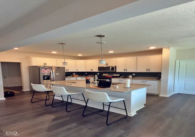Photo 4 of Single family home for sale at 5811 Altar Bell Cir, Greenwood, IN 46143 | MLS# 22122592 | Listing updated on 2026-10-29