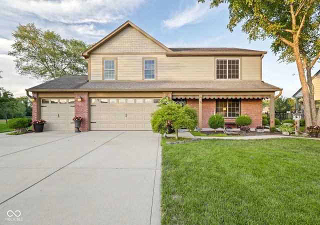 Photo 2 of Sale Pending at 715 Shoreline Ct, Franklin, IN 46131 | MLS# 22122635 | Listing updated on 2026-09-02