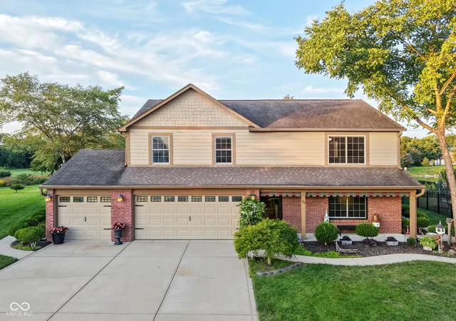 Photo 3 of Sale Pending at 715 Shoreline Ct, Franklin, IN 46131 | MLS# 22122635 | Listing updated on 2026-09-02