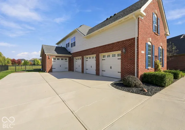 Photo 2 of Single family home for sale at 2801 Newbury Ct, Zionsville, IN 46077 | MLS# 22122679 | Listing updated on 2026-10-27