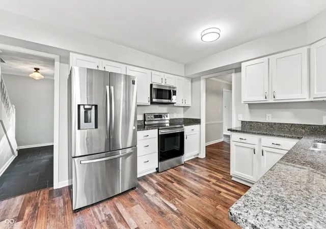 Photo 4 of Single family home for sale at 7222 Brompton Ct, Indianapolis, IN 46250 | MLS# 22122688 | Listing updated on 2026-10-27