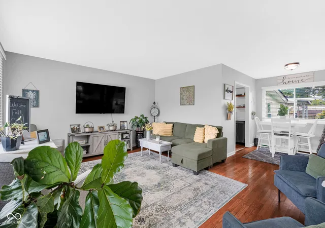 Photo 4 of Single family home for sale at 7114 S Midland Ave, Columbus, IN 47201 | MLS# 22122769 | Listing updated on 2026-10-08