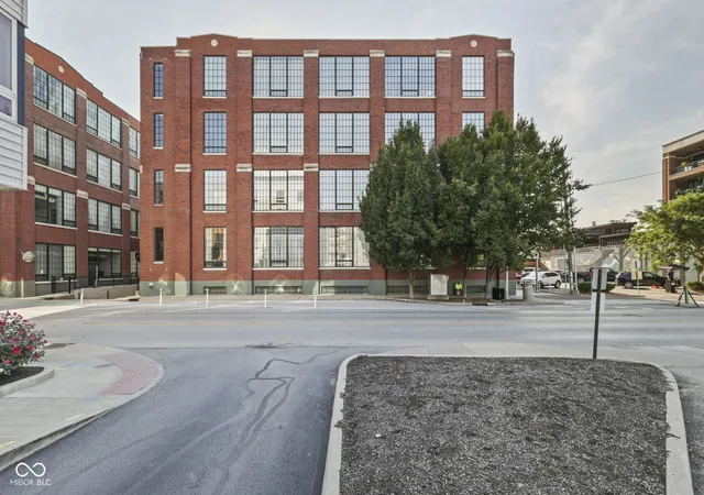 Photo 3 of Condo for sale at 624 E Walnut St #110, Indianapolis, IN 46204 | MLS# 22122821 | Listing updated on 2026-10-06
