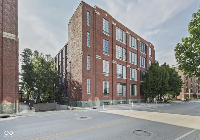 Photo 4 of Condo for sale at 624 E Walnut St #110, Indianapolis, IN 46204 | MLS# 22122821 | Listing updated on 2026-10-06