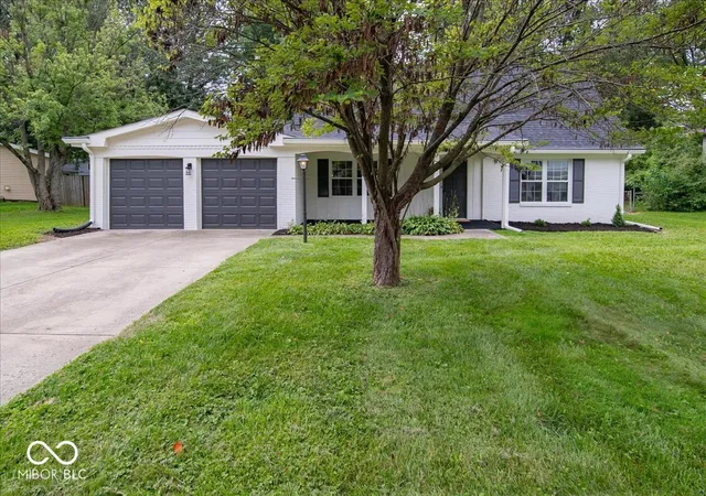 Photo 2 of Single family home for sale at 370 Winding Wy, Carmel, IN 46032 | MLS# 22122884 | Listing updated on 2026-08-31