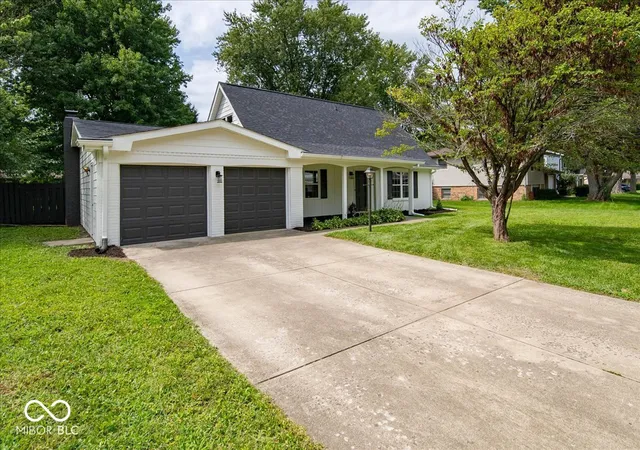 Photo 2 of Single family home for sale at 370 Winding Wy, Carmel, IN 46032 | MLS# 22122884 | Listing updated on 2026-08-31