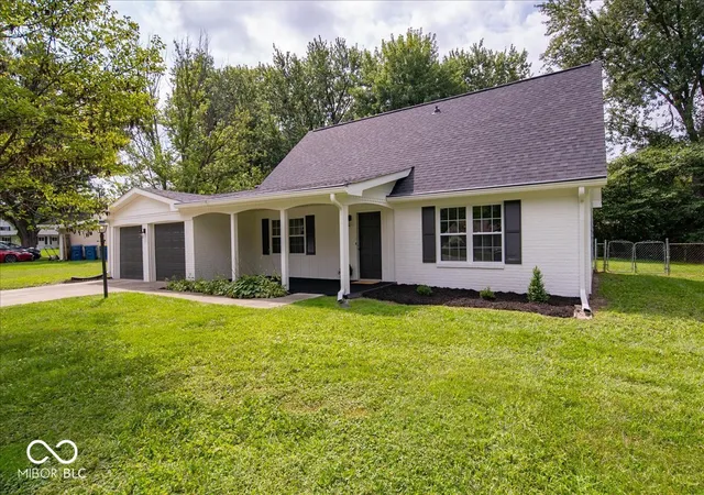Photo 3 of Single family home for sale at 370 Winding Wy, Carmel, IN 46032 | MLS# 22122884 | Listing updated on 2026-08-31