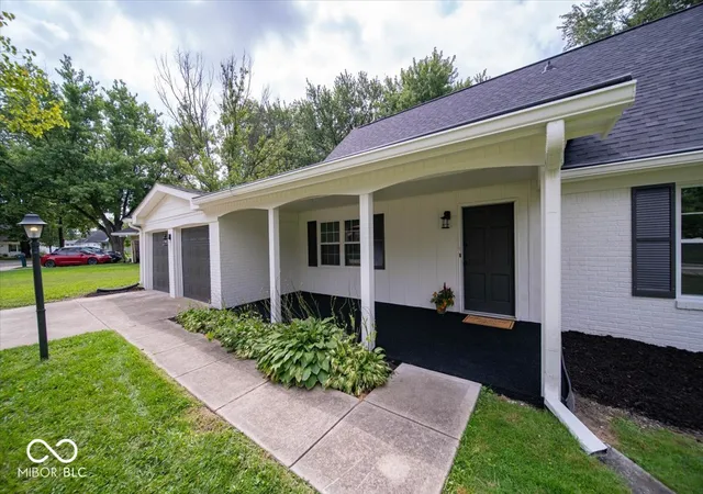 Photo 4 of Single family home for sale at 370 Winding Wy, Carmel, IN 46032 | MLS# 22122884 | Listing updated on 2026-08-31