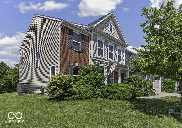 Photo 2 of Single family home for sale at 2570 Falcon Dr, Greenwood, IN 46143 | MLS# 22122933 | Listing updated on 2026-09-30