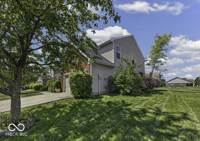 Photo 3 of Single family home for sale at 2570 Falcon Dr, Greenwood, IN 46143 | MLS# 22122933 | Listing updated on 2026-09-30