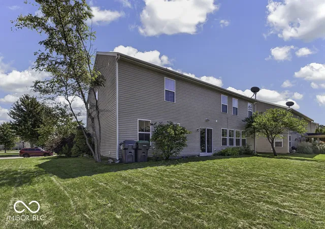 Photo 4 of Single family home for sale at 2570 Falcon Dr, Greenwood, IN 46143 | MLS# 22122933 | Listing updated on 2026-09-30